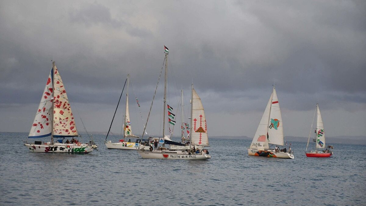 Gaza, Flotilla: "Entriamo nella zona ad alto rischio" | Marina israeliana pronta a intervenire: "Gli attivisti saranno trasferiti su una nave militare"