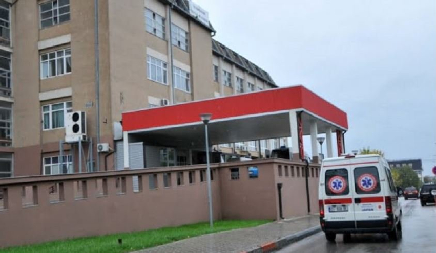 E trishtë: Ra nga objekti para një jave në Prizren, vdes i mituri në QKUK