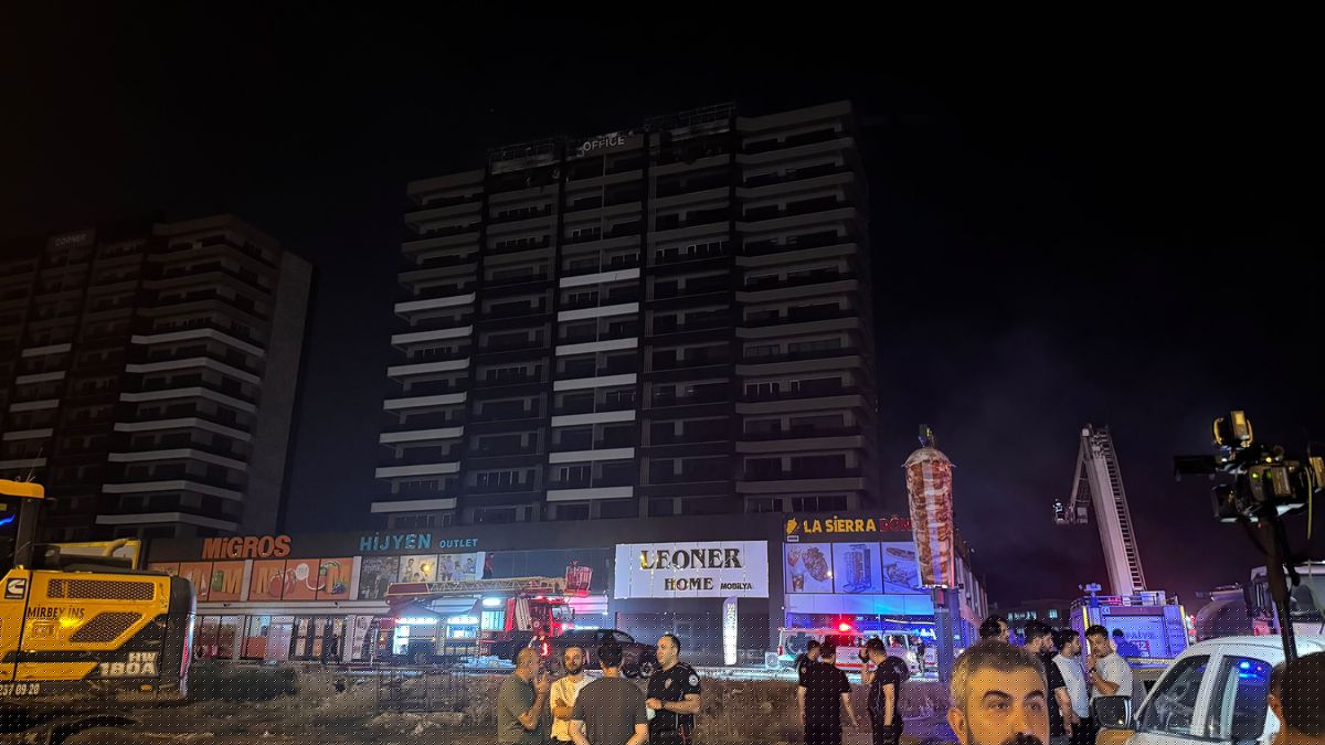 Diyarbakır'da Plaza Yangını Kontrol Altında