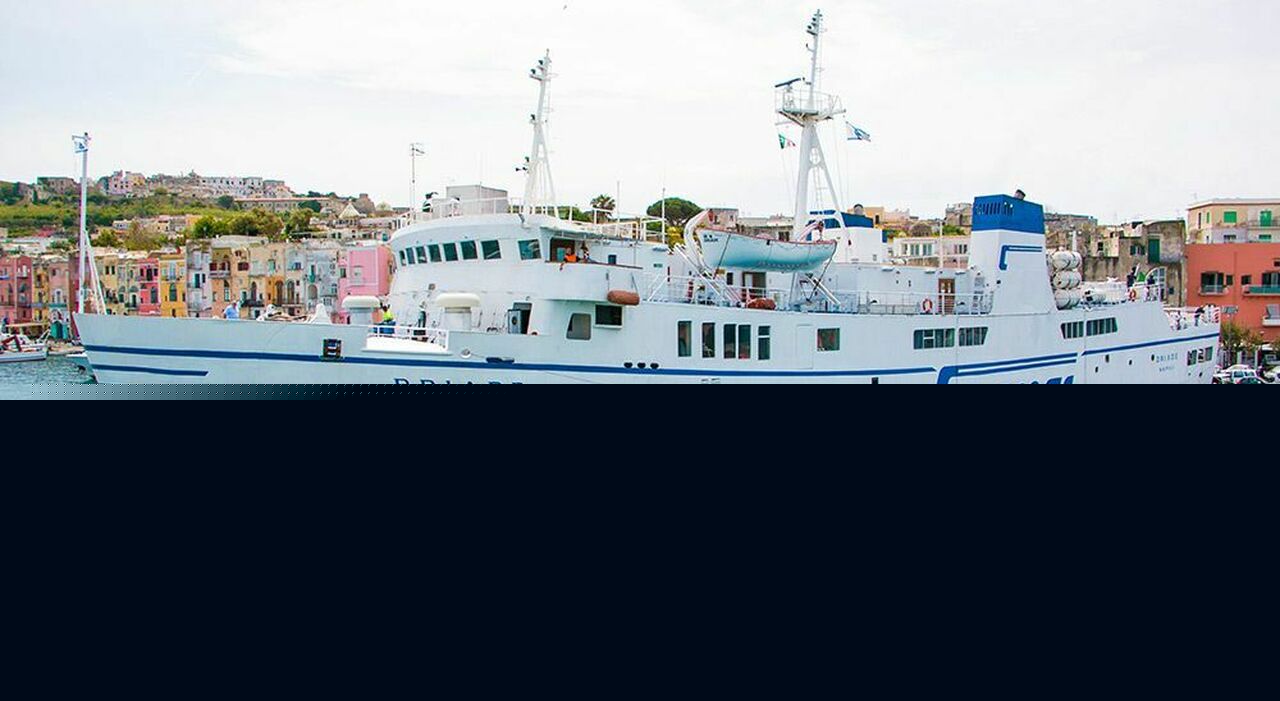 Napoli, nave Caremar in avaria davanti al porto a causa di un black out