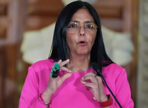 Venezuela signs oil overhaul to attract investors