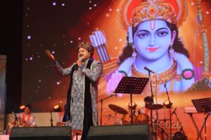 People Sway to Rajeev Acharya’s Devotional Songs in Prayagraj