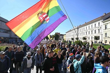 Miles desafían la prohibición del Orgullo en Hungría con una marcha histórica