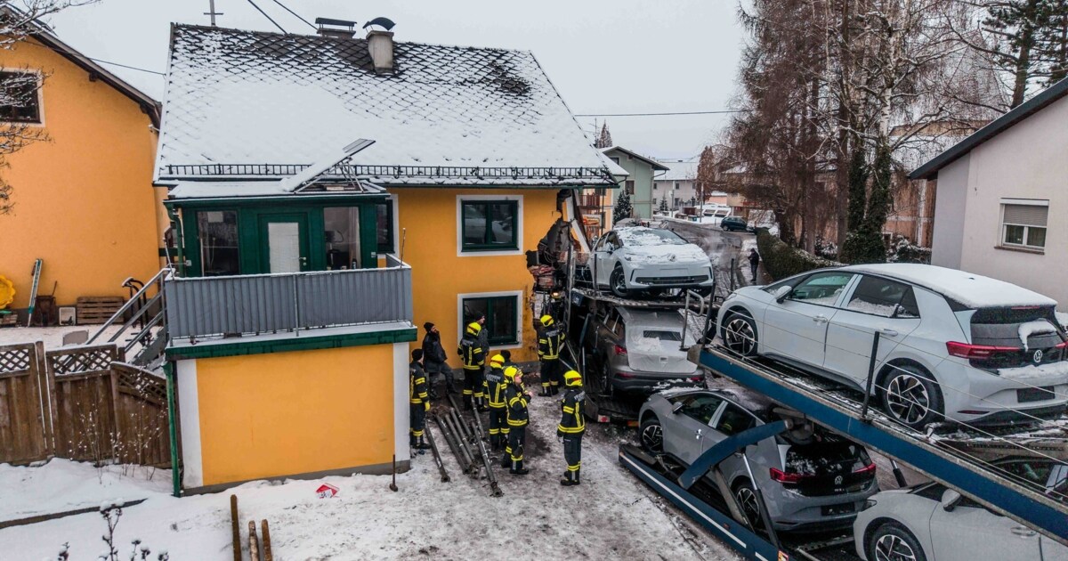 Lkw krachte in Haus - Bewohner: „Ich bin vorher noch auf Couch gelegen“