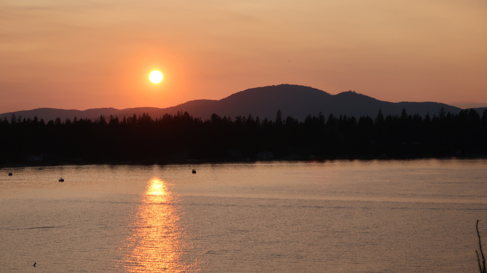 Across The Idaho Border An Hour From Spokane Is A Dazzling Lake With Fishing, Swimming, And Camping