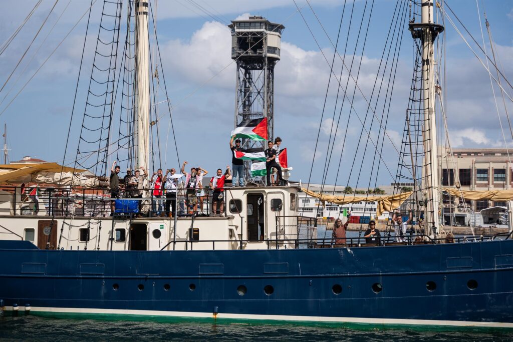 La flotilla denuncia interferències en les comunicacions i l’assetjament per part de vaixells no identificats