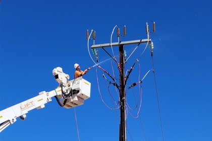 SA Power Networks to wash away salt, dirt build up on KI powerlines