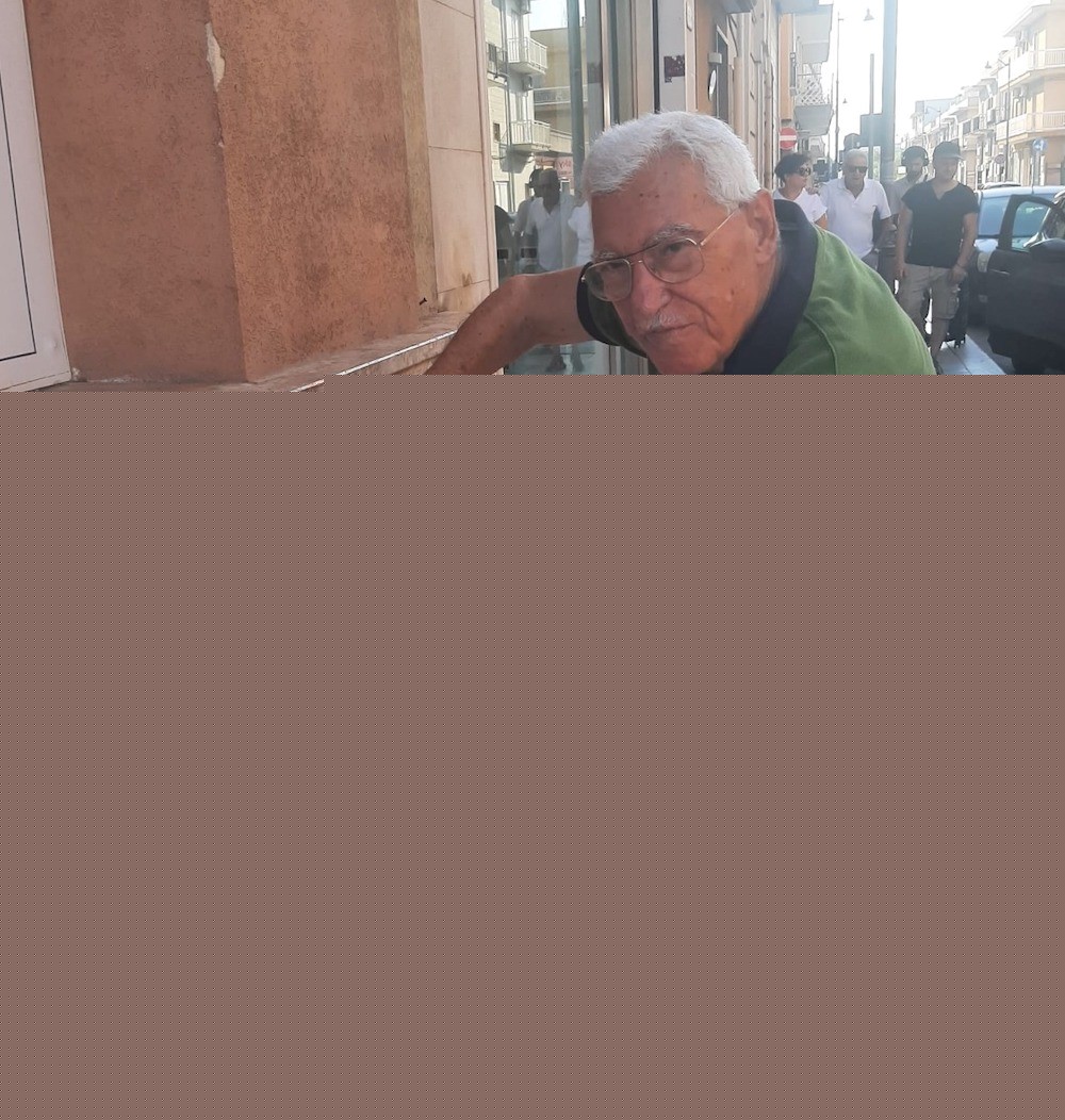 Mastroleo affigge presso la sua edicola il primo manifesto del Festival Int.le della Fisarmonica