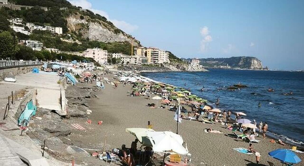Campi Flegrei, la paura arriva in spiaggia: &laquo;Raffica di disdette nei lidi&raquo;