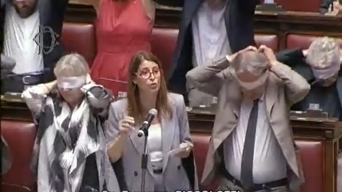 Caso Delmastro, i deputati di Verdi-Sinistra si bendano per protesta in Aula: “Non potete coprire gli occhi agli italiani”