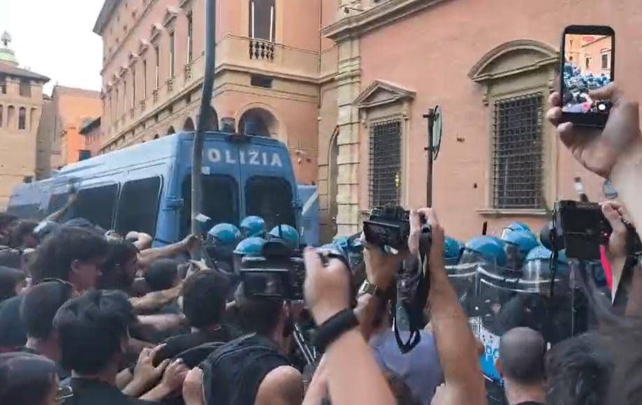 Morto ammanettato a Bologna, coro "assassini" e scontri tra agenti e corteo. Auto in fiamme in centro