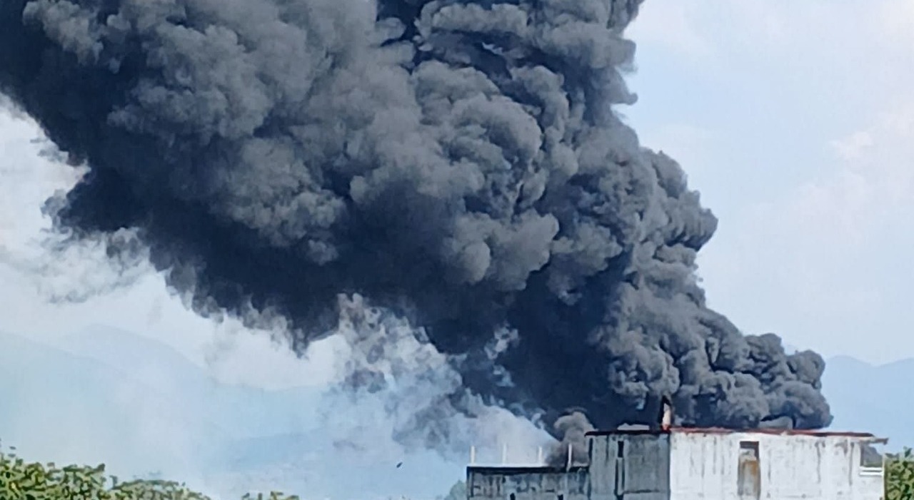 San Giuseppe Vesuviano, incendio a ridosso dell'isola ecologica: bruciano i contenitori della differenziata
