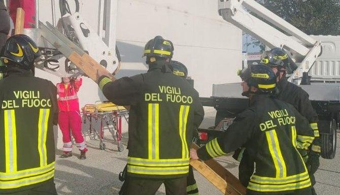 Folgorato mentre lavora. Paura per un operaio