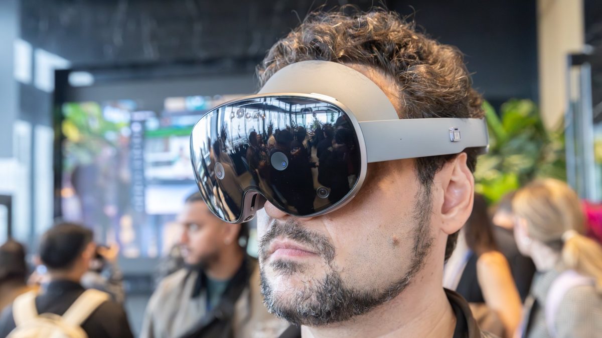 Samsung's First Pair of AR Glasses Are Coming Later This Year
