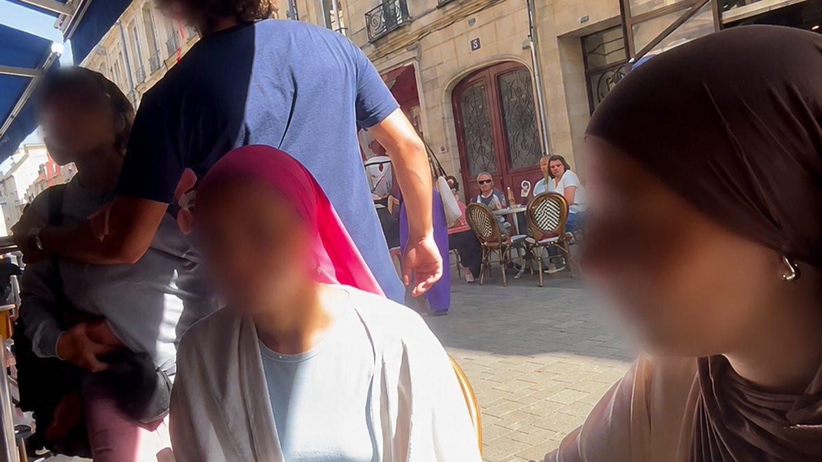 VIDÉO. "Elle m’a dit de retourner dans mon pays"... Une adolescente de 17 ans victime d’insultes racistes et de crachats dans un café, une eurodéputée saisit la justice