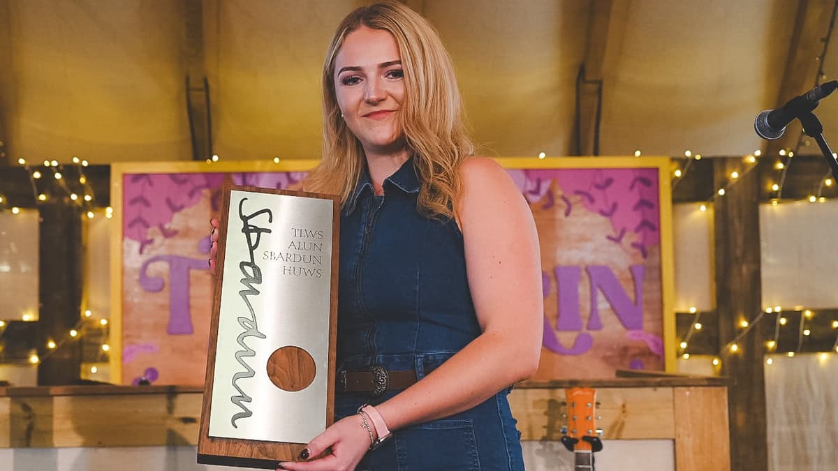 'Sbardun' trophy marks 10 years of inspiring new Welsh folk songs