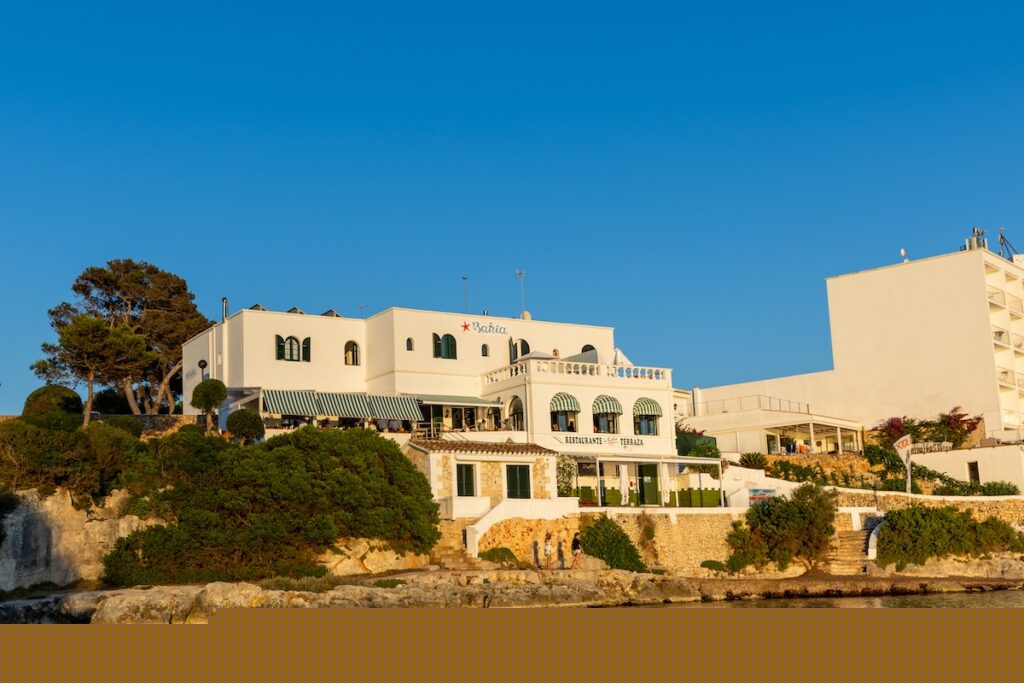Hotel Bahia, de la capital de Suïssa a la platja de Santandria
