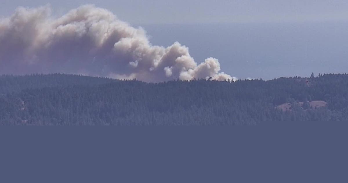 Woodside Fire burns along Sonoma coast, smoke pollutes air quality in the North Bay