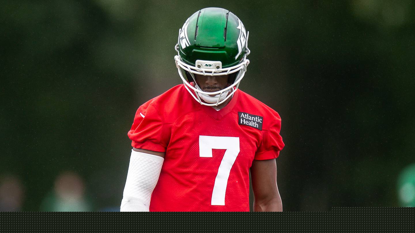 Geno Smith struggles mightily to open joint practice with Buccaneers