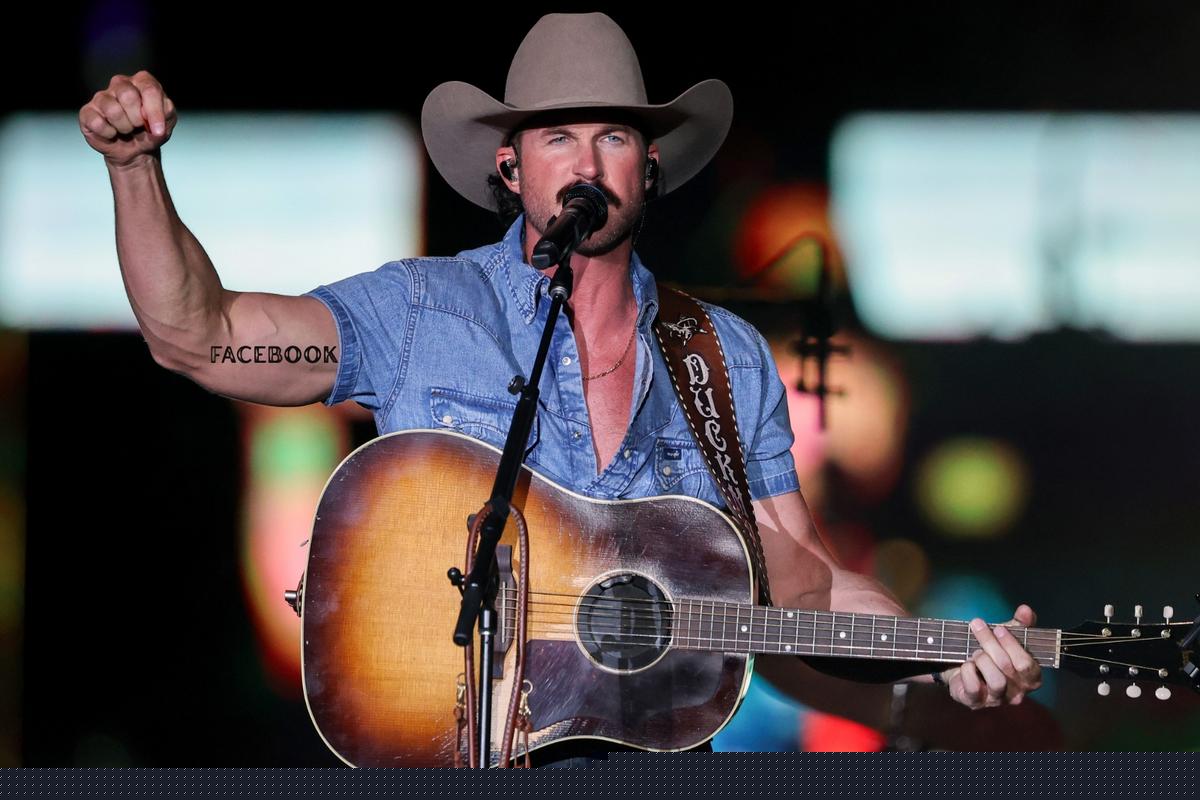 Riley Green Buys Guitar From Stranger on Facebook Marketplace
