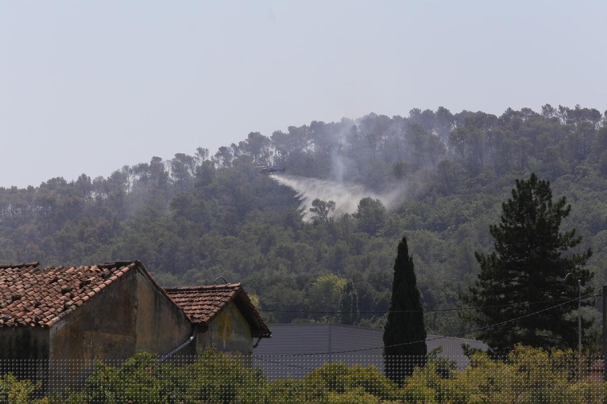 60 hectares déjà partis en fumée, des quartiers évacués, 250 pompiers sur place... Suivez en direct l’évolution du violent incendie à Brignoles
