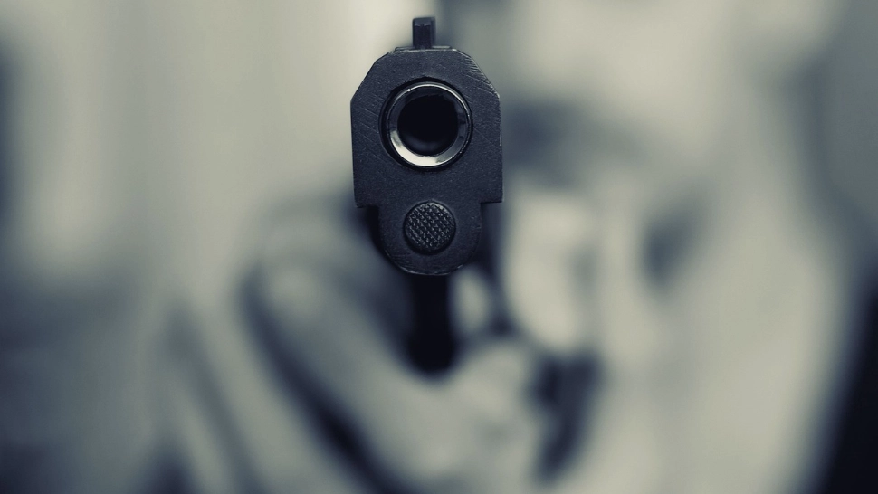 Adolescentă de 15 ani, atacată pe o stradă din București. Agresorul a amenințat-o cu un pistol