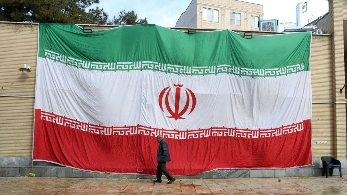 Iran: Ist dem Regime in Teheran mit globaler Justiz beizukommen? - Interview mit dem Völkerrechtler Payam Akhavan
