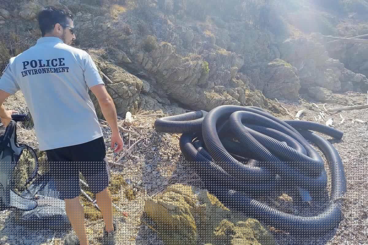 Déchets plastiques, gaine géante... : près de Saint-Tropez, les gardes du Cap Taillat débarrassent le littoral des déchets rejetés par les derniers coups de mer