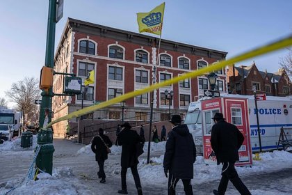Car rams repeatedly into entrance of Brooklyn synagogue