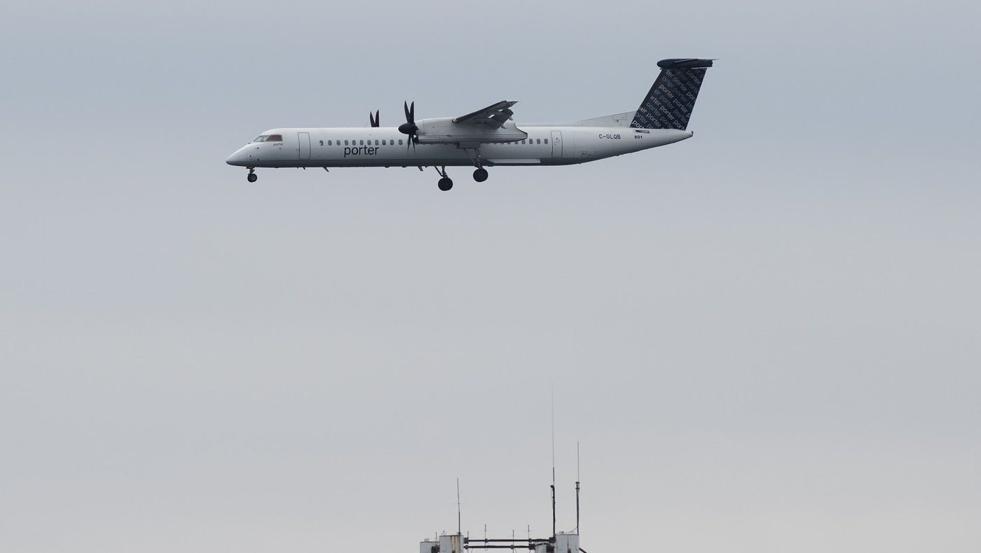 Child refusing to wear seatbelt leads to cancellation of Victoria-Toronto flight