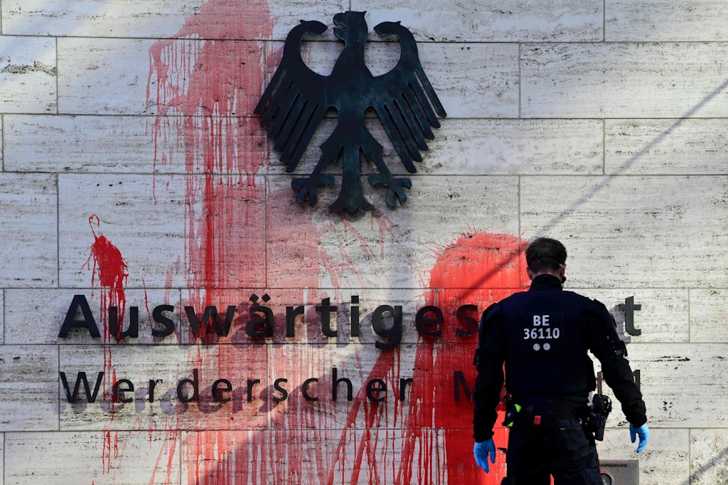 Protestierende beschmieren Auswärtiges Amt mit roter Farbe