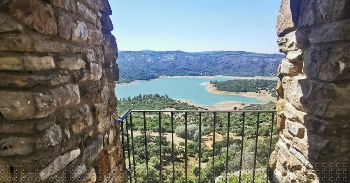 Uno de los pueblos más bonitos de España abrirá sus jardines para observar el eclipse solar: una experiencia en esta fortaleza medieval