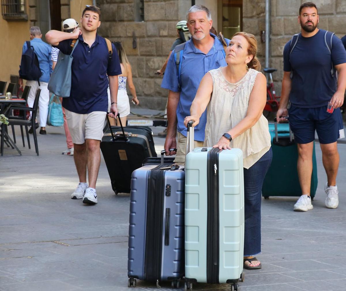 Affitti brevi, caos per la Manovra. Scoppia la polemica sugli aumenti: "Colpiti turismo e ceto medio"