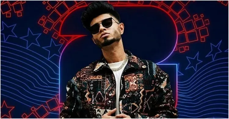 যুক্তরাষ্ট্রে বাসা ভাড়া দিতে না পারা ছেলেটি এখন বিশ্ব তারকাদের সঙ্গী