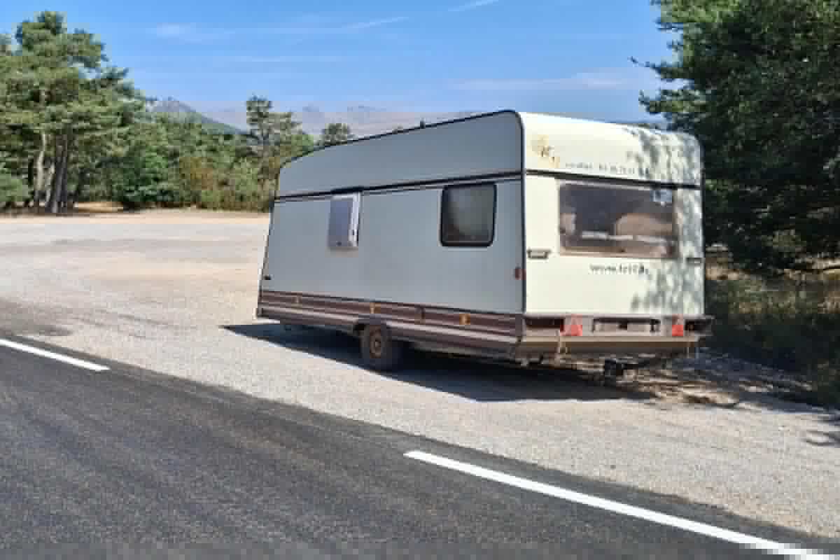 Signalée à plusieurs reprises, cette caravane abandonnée sur une route du Centre-Var n’a toujours pas été enlevée malgré le risque d’incendie