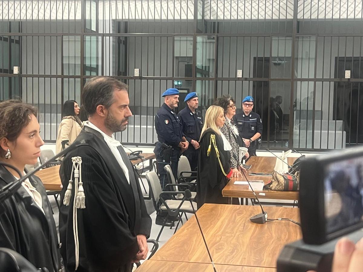 Le ha ucciso il padre, dopo la condanna a 24 anni il pianto in aula. “Non è giusto, troppo poco. Io ho perso il babbo”