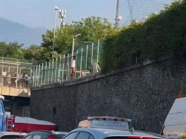 #Cronaca #Torre Annunziata - Paura sul cavalcavia, uomo minaccia di lanciarsi: traffico in tilt