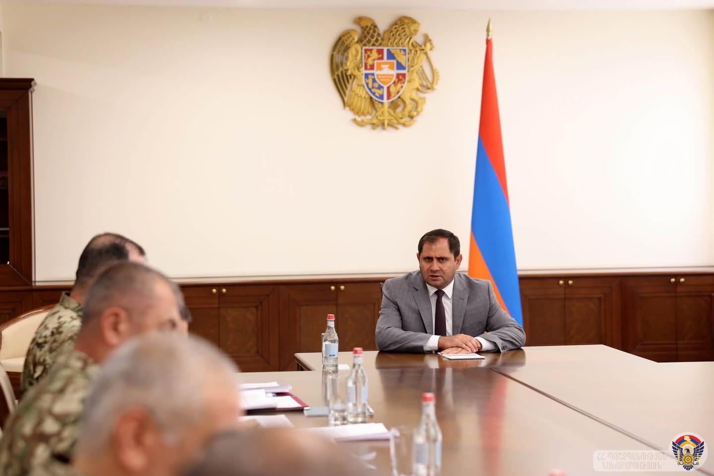 Սուրեն Պապիկյանը խորհրդակցություն է անցկացրել զինված ուժերում սպայական, ենթասպայական և սերժանտական կազմերի համալրման վերաբերյալ