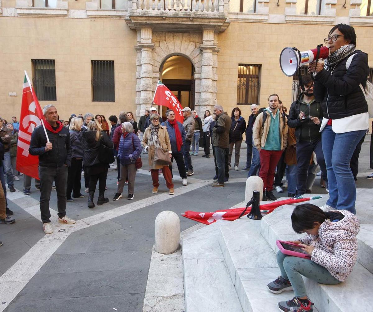 Trecento in coro per la Palestina. Nuovo presidio in piazza Salimbeni
