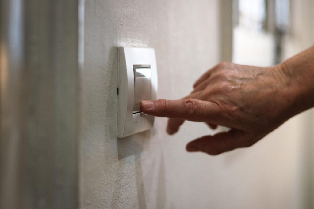 Dinou dies sense llum: el calvari d’un matrimoni en plena onada de calor amb un home electrodependent
