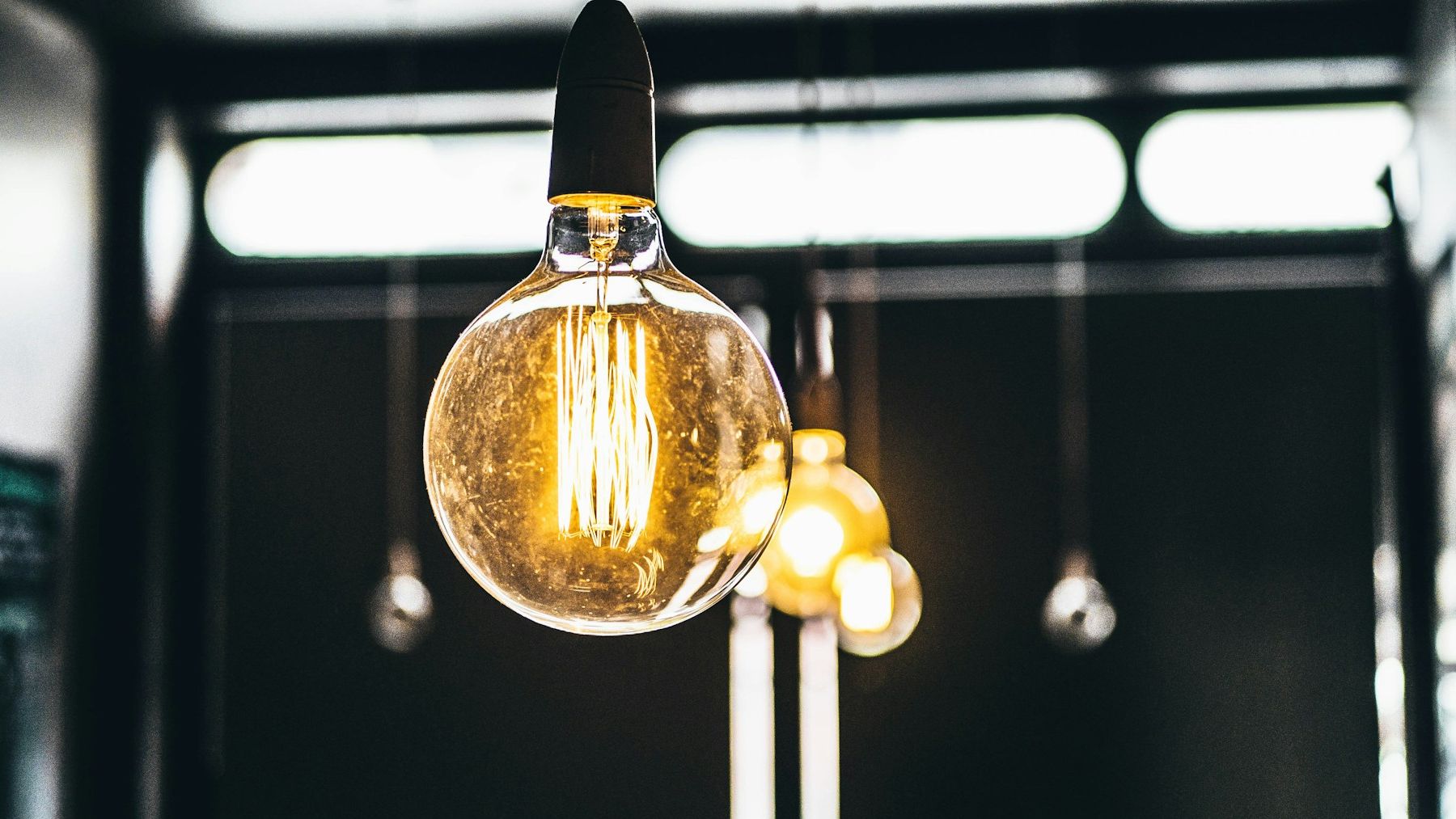 5 factores detrás del aumento de la demanda mundial de electricidad que anticipa la AIE para 2026 y 2027