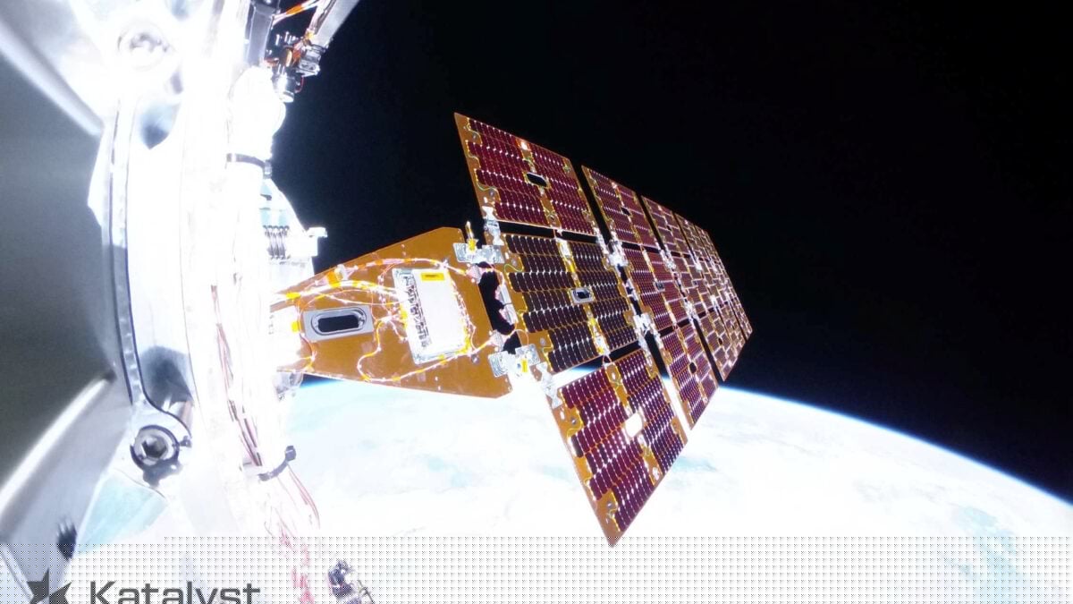Spacecraft Sent to Rescue NASA Telescope Is Having Its Own Issues