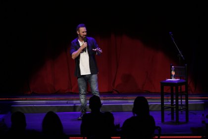 Diogo Portugal apresenta novo show de stand up “Burrice Artificial": assinante O GLOBO garante 50% de desconto em até 2 ingressos