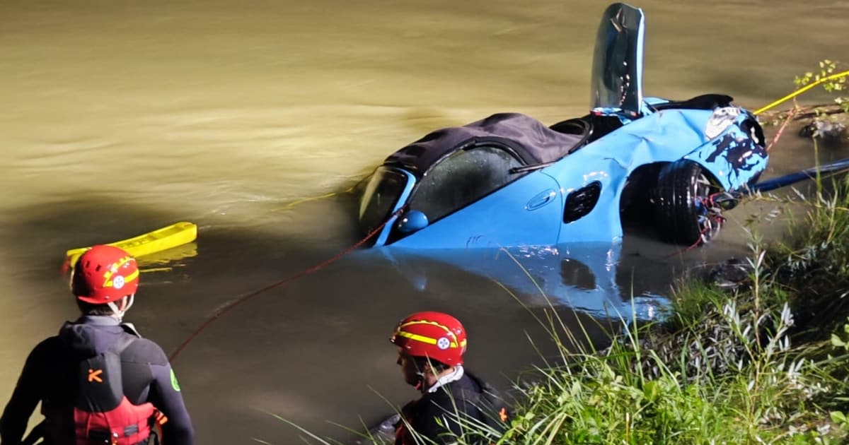 Auto in der Salzach - Alko-Lenker rettet sich selbst aus sinkendem Pkw