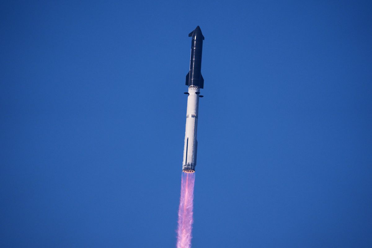 SpaceX launches Starship on another test flight, this time with the most advanced Starlinks