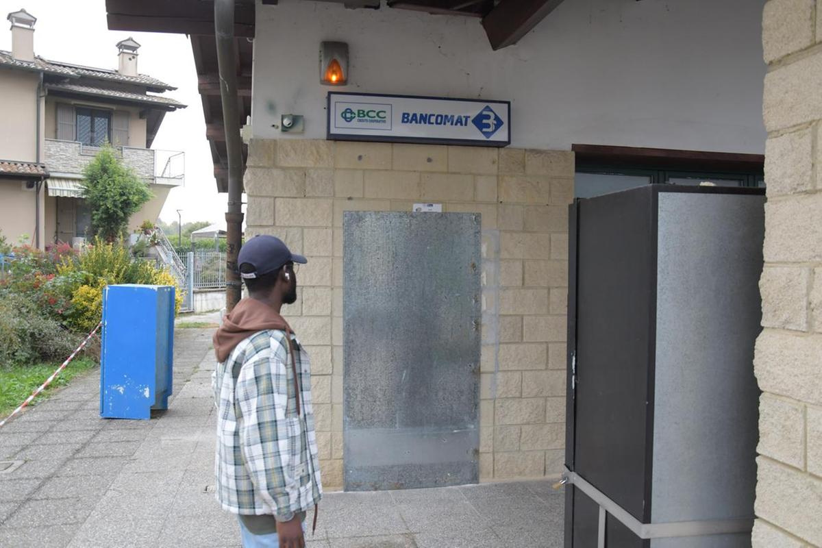 Assalto allo sportello bancomat. Carabinieri subito sul posto. E i malviventi fuggono nei campi