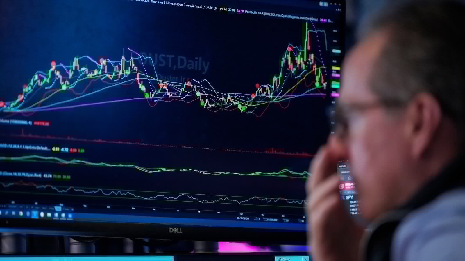 Asian stocks are mixed as yen jumps against the dollar, while oil prices slip