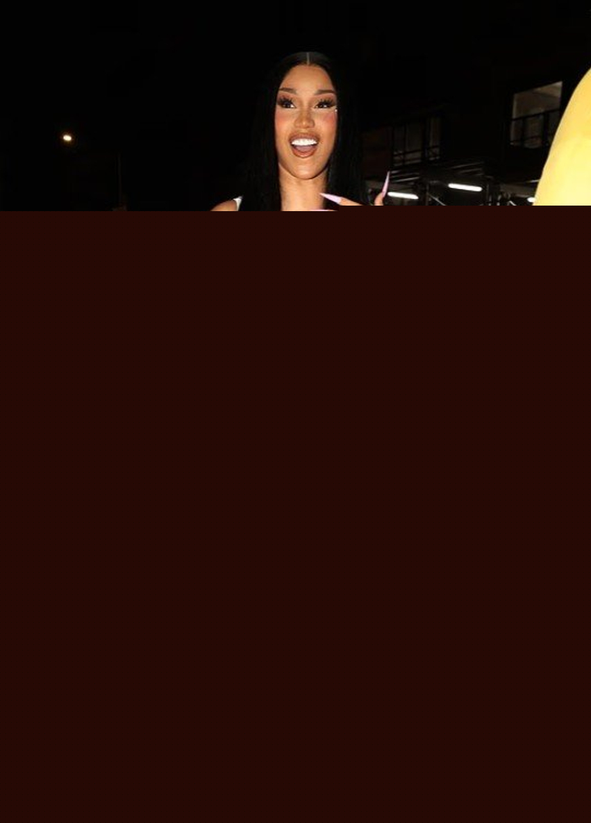 Cardi B mahnit me një bluzë të bardhë me dekolte të thellë, feston suksesin historik në muzikë