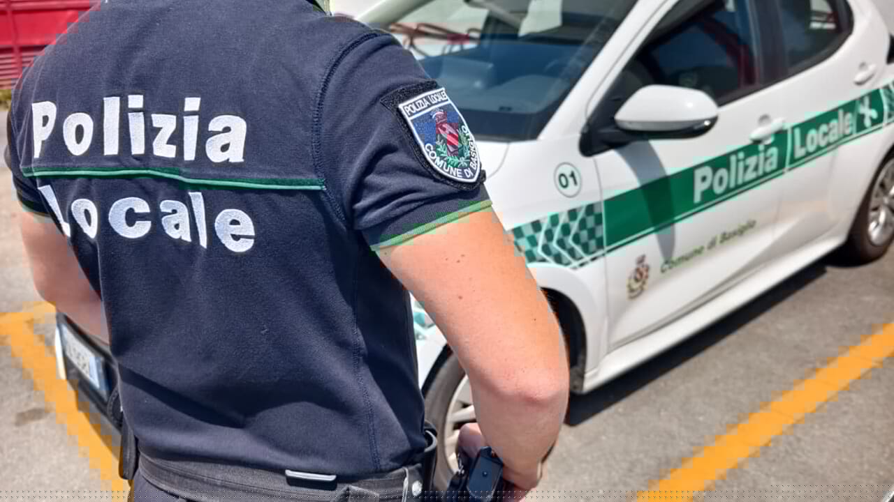 Camionista (ubriaco) compra le birre al supermercato e rischia di investire i clienti nel parcheggio: denunciato