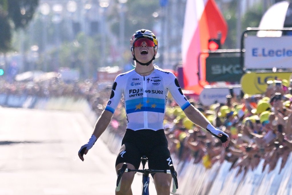 Vollering wins Stage 8 to take lead at Women’s Tour de France from Niewiadoma-Phinney